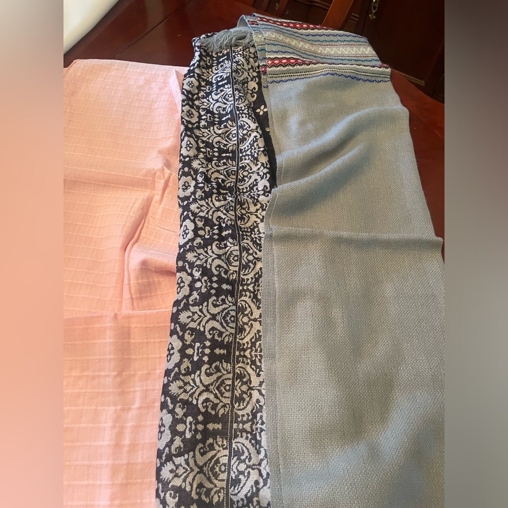 Bundle three pashminas/scarf ask me for any cuestión, thanks